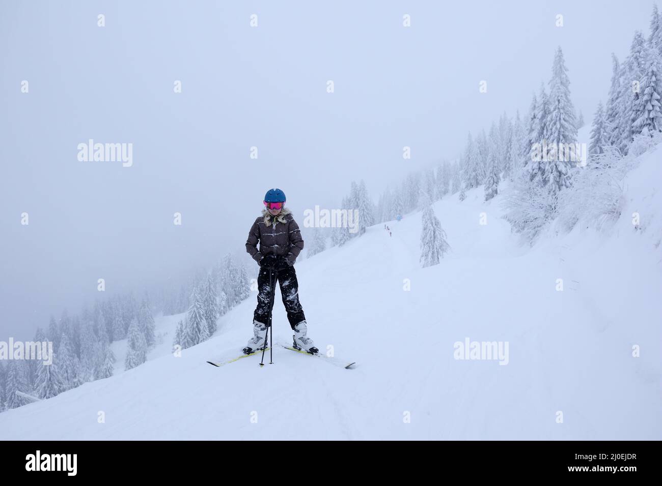 Skifahren Mädchen im Winter Stockfoto