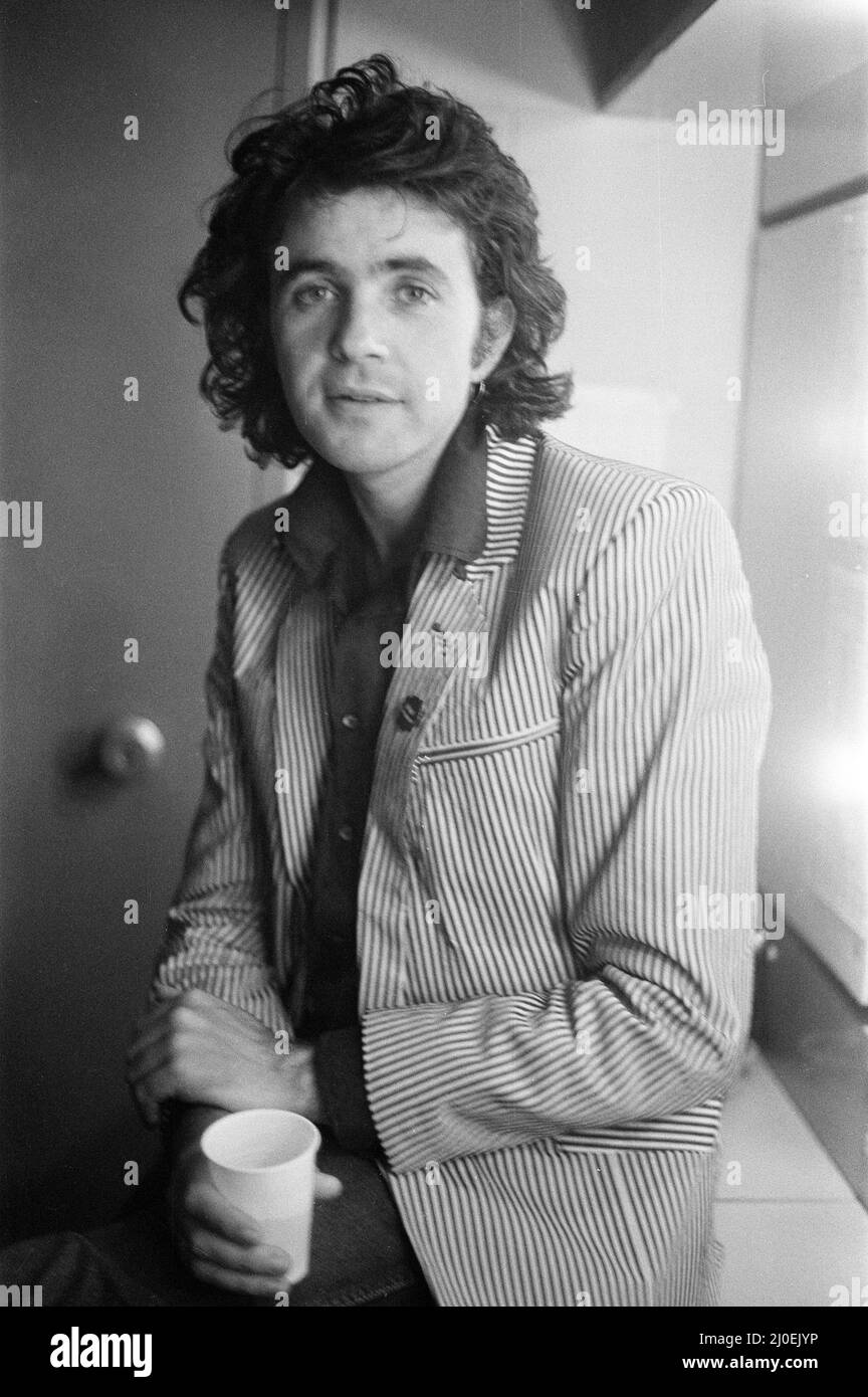 David Essex, Sänger, entspannt sich vor dem Konzert im Hexagon Theatre, Reading, Bekshire, England, im Juni 1980. Stockfoto