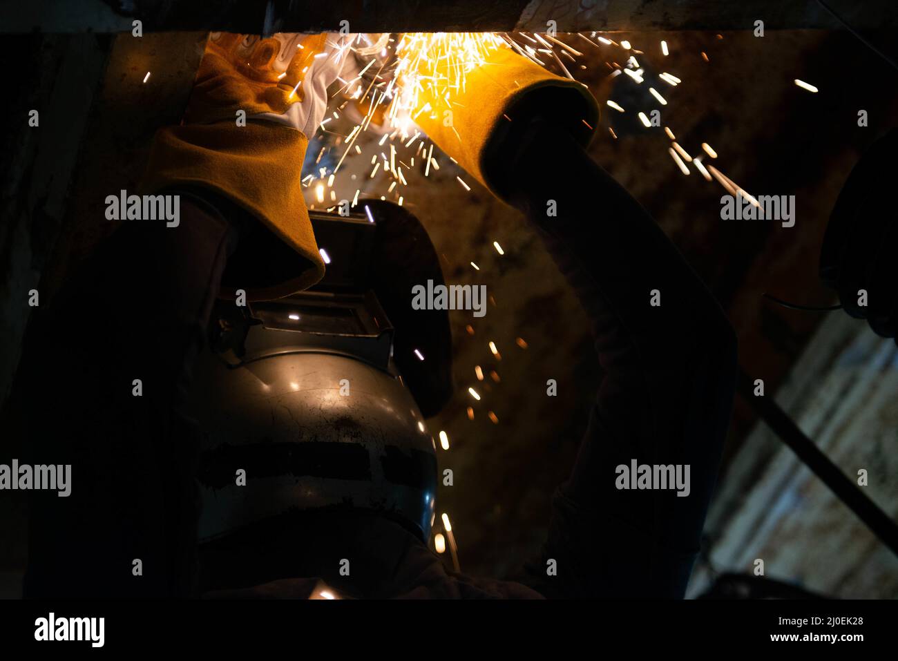 Adrion Wall, ein Schiffbauunternehmen von Newport News, aus Norfolk, Virginia, schleift an Bord des Flugzeugträgers USS John C. Stennis (CVN 74) einen I-Strahl über dem Kopf in newport News, Virginia, 17. März 2022. Die John C. Stennis befindet sich in Newport News Shipyard und arbeitet mit NNS, NAVSEA und Auftragnehmern zusammen, die Betankung und komplexe Überholung durchführen, als Teil der Mission, das Kriegsschiff wieder in den Kampf zu bringen, pünktlich und im Rahmen des Budgets, um seine Pflicht zur Verteidigung der Vereinigten Staaten wieder aufzunehmen. (USA Navy Foto von Mass Communication Specialist Seaman Riley Gasdia) Stockfoto