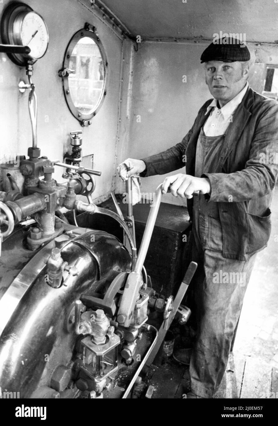 VIC Gascoigne aus Sunniside, ein ehemaliger NCB-Triebwerksfahrer, bereitet sich darauf vor, die Besucher am 7.. April 1980 auf der neu begnadeten Strecke auf Gateshead's eigener, erhaltener Eisenbahn zu entführen Stockfoto