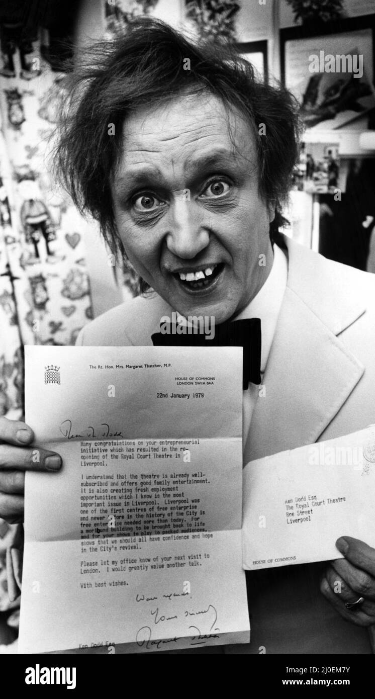 Ken Dodd hält einen Brief von Margaret Thatcher, in dem er zu seiner „unternehmerische Initiative“ im Hinblick auf die Wiedereröffnung des Royal Court Theatre in Liverpool gratuliert. 28.. April 1979. Stockfoto