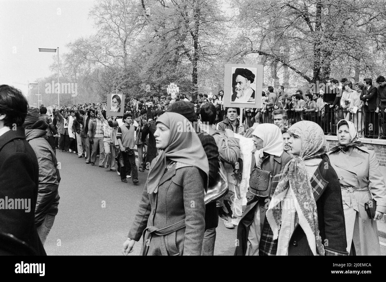 Am zweiten Tag der Belagerung der iranischen Botschaft in London stürmten sechs bewaffnete Männer der iranischen extremistischen Gruppe „Demokratische Revolutionsbewegung zur Befreiung Arabistans“ das Gebäude und nahmen 26 Geiseln, bevor die SAS die Botschaft zurückeroberten und die Geiseln befreiten. Anhänger des Ayatollah Khomeini marschieren in die Nähe der Botschaft. 1. Mai 1980. Stockfoto