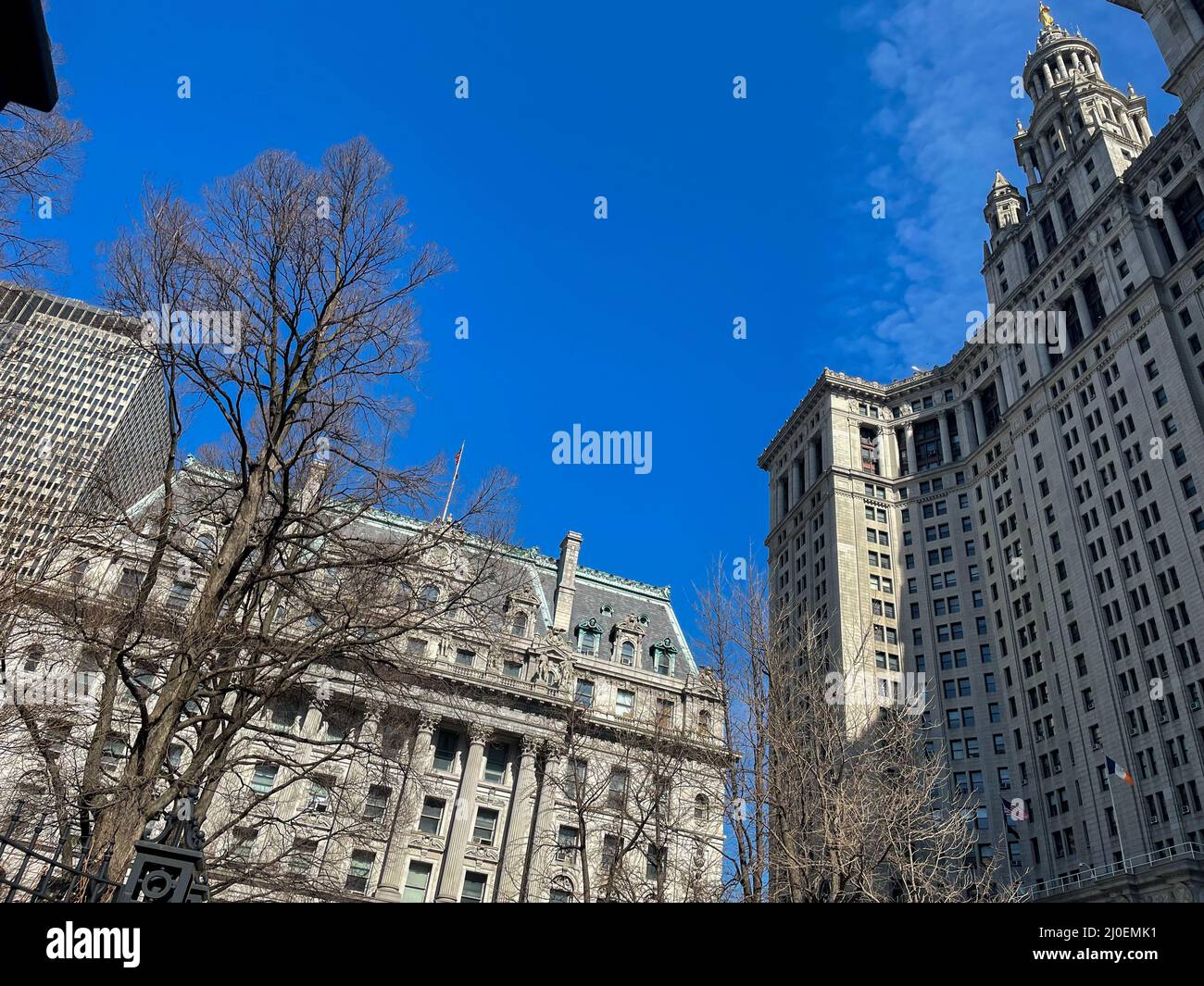 Die Hall of Records & Municipal Building in Lower Manhattan, New York City an einem sonnigen Tag am 11. März 2022. Stockfoto