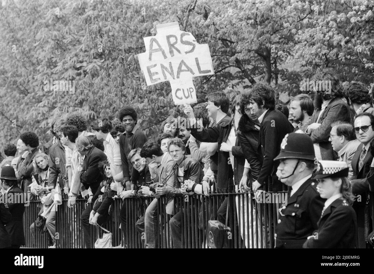 Am zweiten Tag der Belagerung der iranischen Botschaft in London stürmten sechs bewaffnete Männer der iranischen extremistischen Gruppe „Demokratische Revolutionsbewegung zur Befreiung Arabistans“ das Gebäude und nahmen 26 Geiseln, bevor die SAS die Botschaft zurückeroberten und die Geiseln befreiten. Arsenal-Fußballfans blicken auf die Demonstration von Ayatollah-Anhängern vor der Botschaft. 1. Mai 1980. Stockfoto