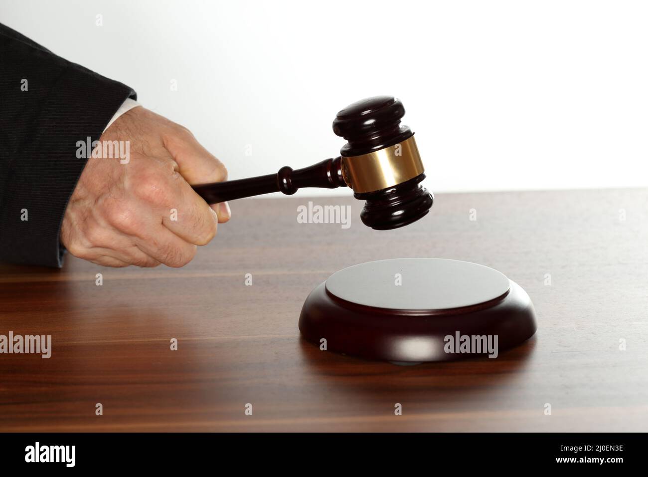 Gavel auf einem Schreibtisch Stockfoto