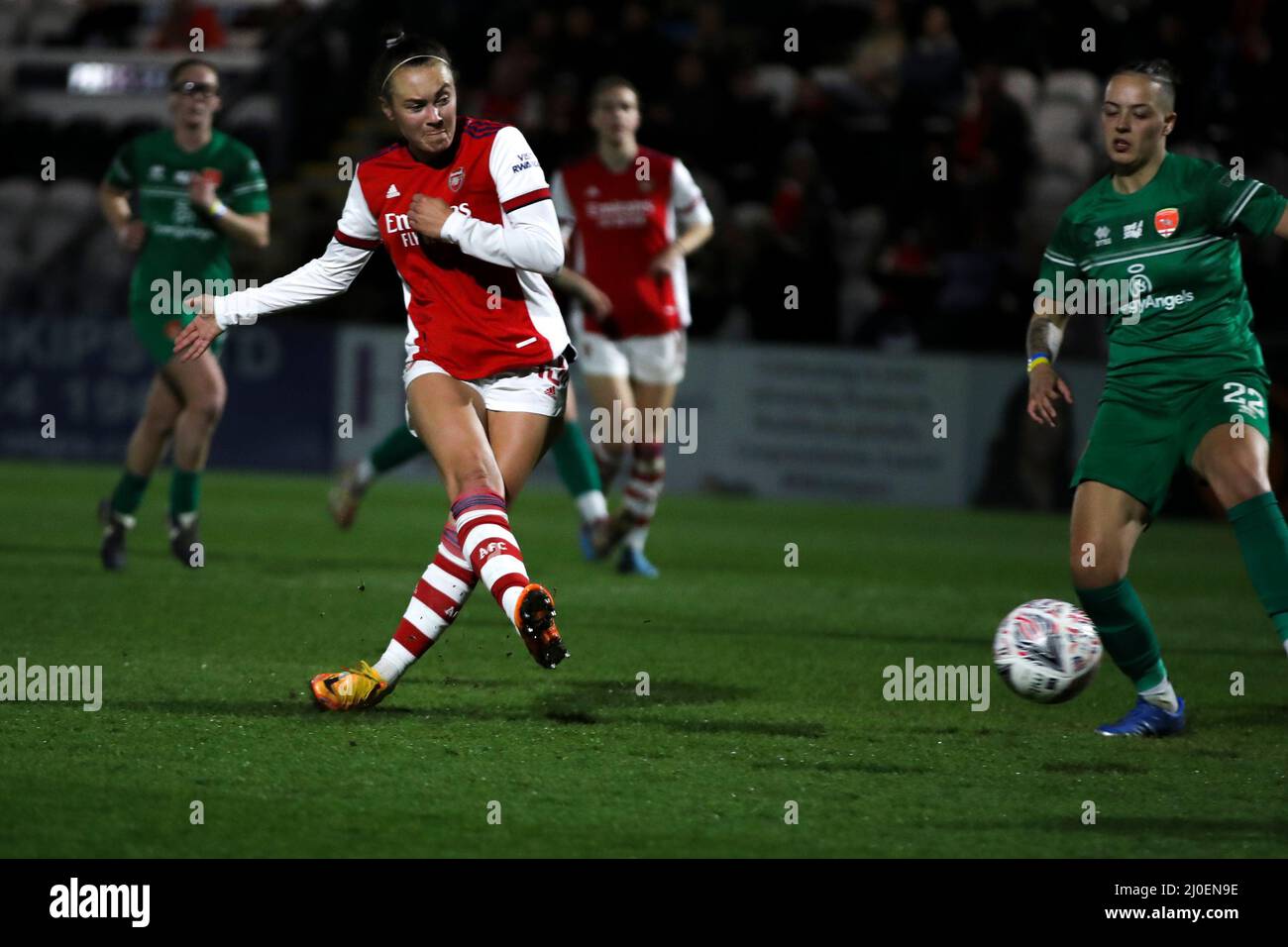 Borehamwood, Großbritannien. MÄR 18. Caitlin Foord von Arsenal schießt während des Vitality Women's FA Cup-Spiels zwischen Arsenal und Coventry United am Freitag, 18.. März 2022, im Meadow Park, Borehamwood. (Kredit: Tom West | MI News) Kredit: MI Nachrichten & Sport /Alamy Live News Stockfoto