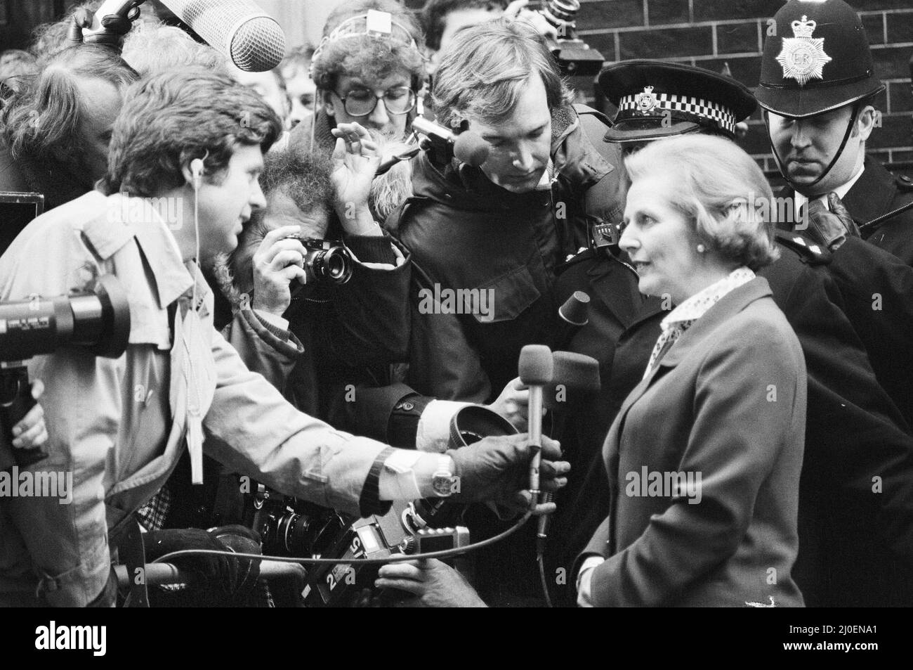 Margaret Thatcher steigt nach ihrem historischen Wahlsieg in die Downing Street Nr. 10 ein und wird damit die erste britische Premierministerin. Hier ist ein Interview von mehreren Reportern zu sehen, darunter Jon Snow (unmittelbar links von Thatcher). 4. Mai 1979. Stockfoto Margaret Thatcher steigt nach ihrem historischen Wahlsieg in die Downing Street Nr. 10 ein und wird damit die erste britische Premierministerin. Hier ist ein Interview von mehreren Reportern zu sehen, darunter Jon Snow (unmittelbar links von Thatcher). 4. Mai 1979. Stockfoto