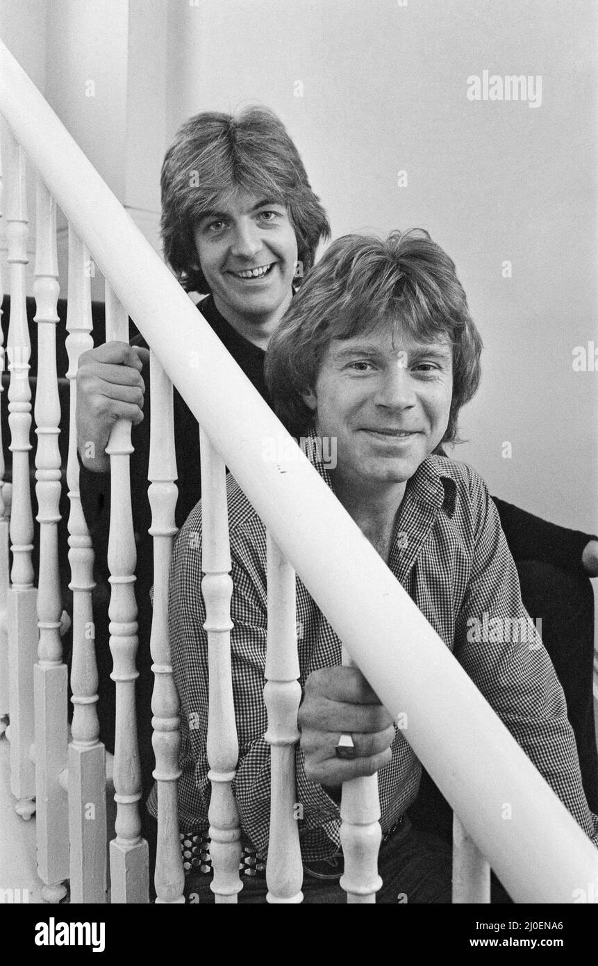 Nick Lowe dunkles Hemd) und Dave Edmunds (in hellerem Hemd), die 1979 zusammen abgebildet wurden. Nick und Dave gründeten Ende 1970s die Band Rockpile und hatten verschiedene Solo-Hits wie Dave Edmunds Nummer 1 Single I Hear You Knocking 1970 und Nick Lowes I Love The Sound of Breaking Glass 1978. Rockpile war eine britische Rock and Roll-Gruppe der späten 1970s und frühen 1980s, bekannt für seine starken Pub-Rock-, Rockabilly- und Power-Pop-Einflüsse und als fundamentaler Einfluss auf die neue Welle. Die Band bestand aus Dave Edmunds (Gesang, Gitarre), Nick Lowe (Gesang, Bassgitarre), Billy Bremner (Voc Stockfoto