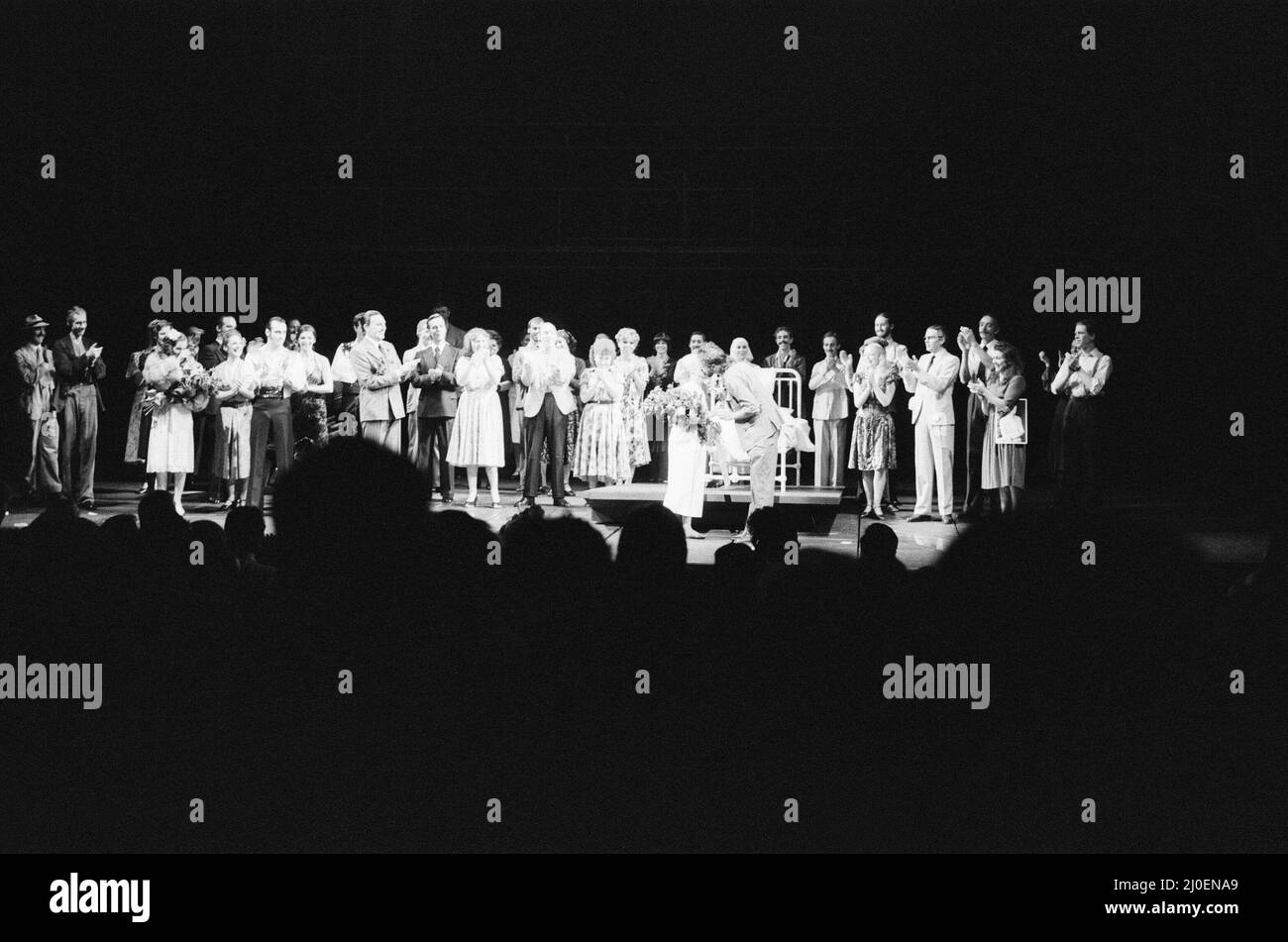 Das Bild zeigt die Bühnenfeste bei David Essex (der Che spielt) küsst und präsentiert Elaine Paige (die Eva Peron spielt) mit Blumen am Ende der ersten Abendaufführung von Evita im Prince Edward Theatre in London... Evita ist ein Musical mit Musik von Andrew Lloyd Webber und Texten von Tim Reis. Sie konzentriert sich auf das Leben der argentinischen politischen Führerin Eva per¿, der zweiten Frau des argentinischen Präsidenten Juan per¿. Die Geschichte folgt Evitas frühem Leben, dem Aufstieg zur Macht, der Wohltätigkeitsarbeit und dem letztendlichen Tod. Aufgenommen am 21.. Juni 1978 Stockfoto