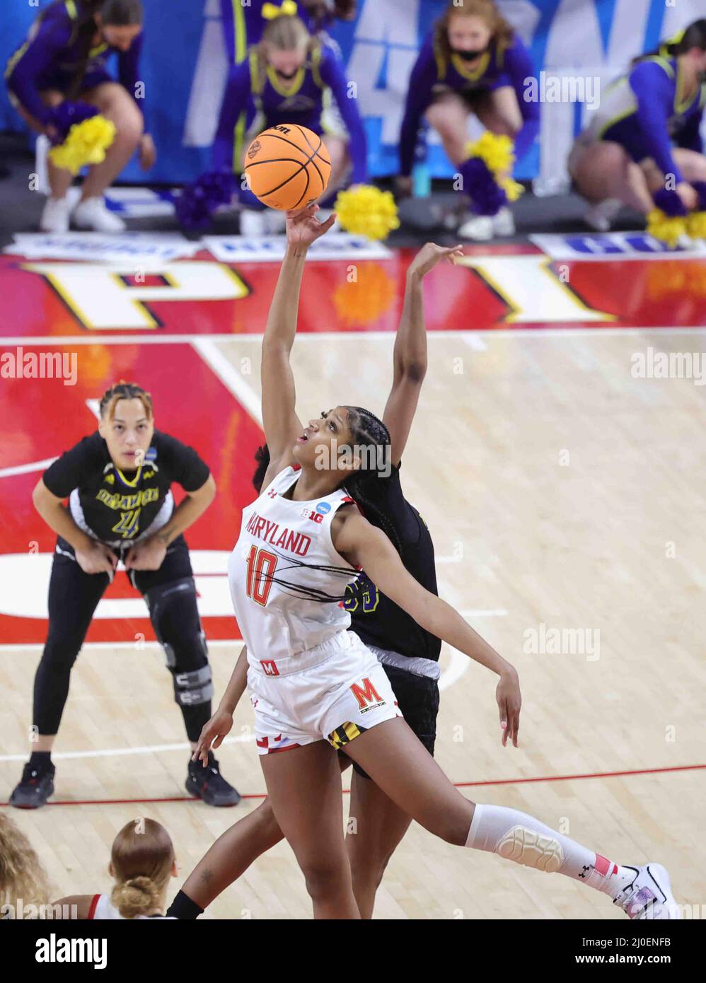 College Park, MD, USA. 18. März 2022. Maryland Stürmer ENGEL REESE (10) gewinnt den Tipp off während der Eröffnungsrunde des Frauen NCAA Turnier zwischen No. 13 Delaware und No. 4 Maryland Freitag, 18. März 2022; im Xfinity Center auf dem Campus der University of Maryland in College Park, MD. Kredit: ZUMA Press, Inc./Alamy Live Nachrichten Stockfoto