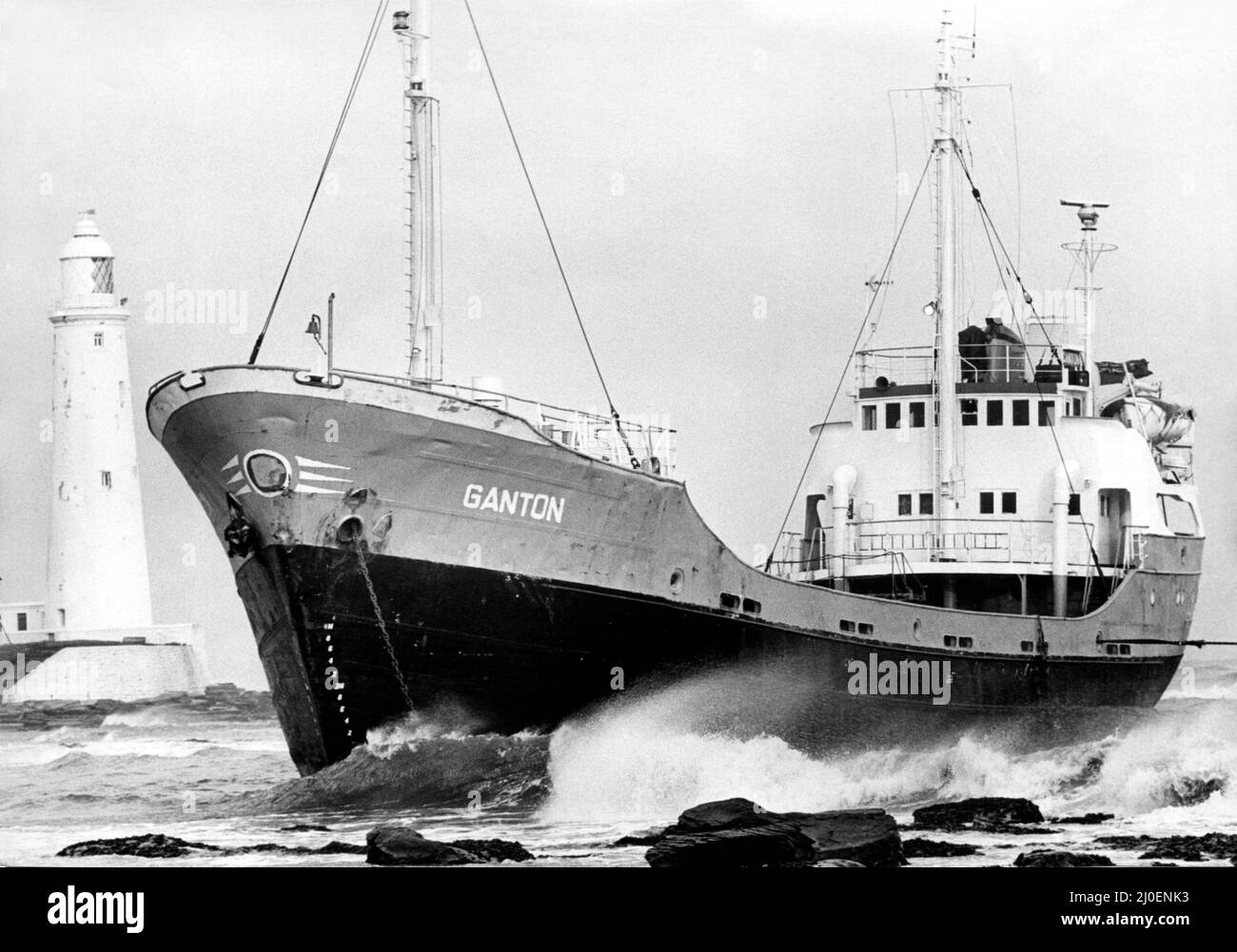 Nordost-Schiffswracks - die angeschlagene 400-tom Achterbahn Ganton lag gestrandet, nachdem sie in der Nähe von St Mary's Island, Whitley Bay, auf Felsen gelandet war. Das Tynemouth-Rettungsboot wurde gerufen, um die vier Besatzungsmitglieder in Sicherheit zu bringen. Die vier wurden später als Ian Cowie, von Blyth, Howard Russell, von Berwick und den Scotmen Stuart Barrie und Wayne Smith benannt. Doch als sich die Retter auf die knifflige Rettungsoperation vorbereiteten, setzten sich Skipper John Tullough und Ingenieur Bill Sannon an Currys Point, Whitley Bay, wo die Ganton an Land ging, hin. Die Schiffseigner, die in Edinburgh ansässige Lindsay Line, waren sich der Tatsache des Schiffes verbunden Stockfoto