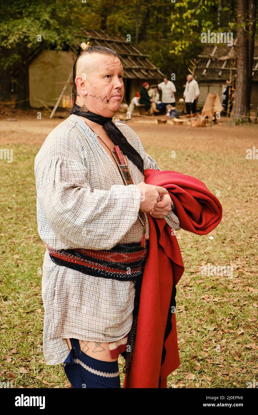 Indianischer Ureinwohner aus der Creek Confederacy-Abstammung oder Creek Indian im Creek Indian Village Fort Toulouse, Wetumpka Alabama USA. Stockfoto