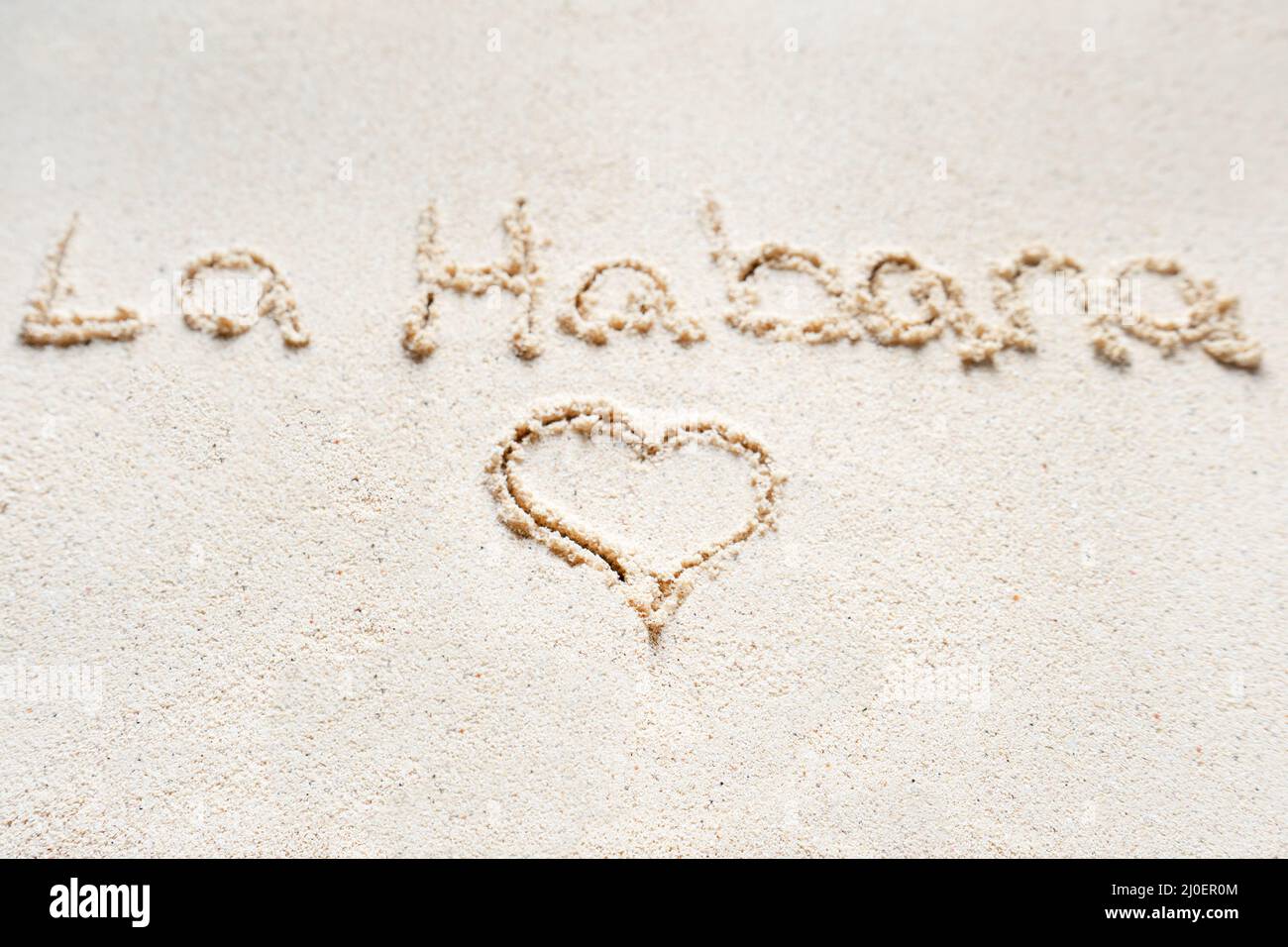 Handschriftliche Worte 'La Habana' auf Sand am Strand Stockfoto