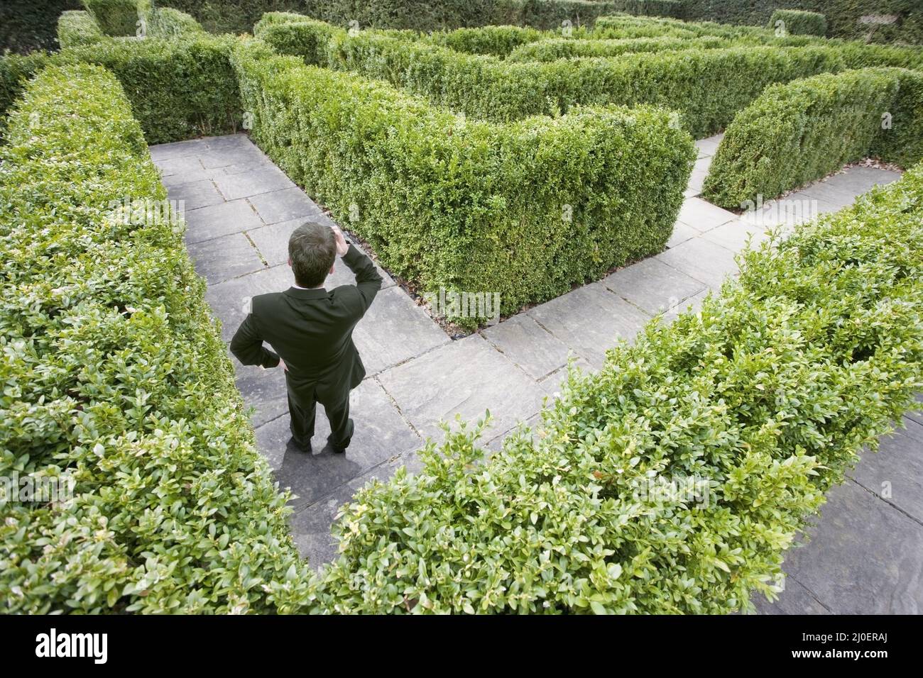 Ansicht von oben in einem kaukasischen Geschäftsmann in einem Labyrinth verloren Stockfoto