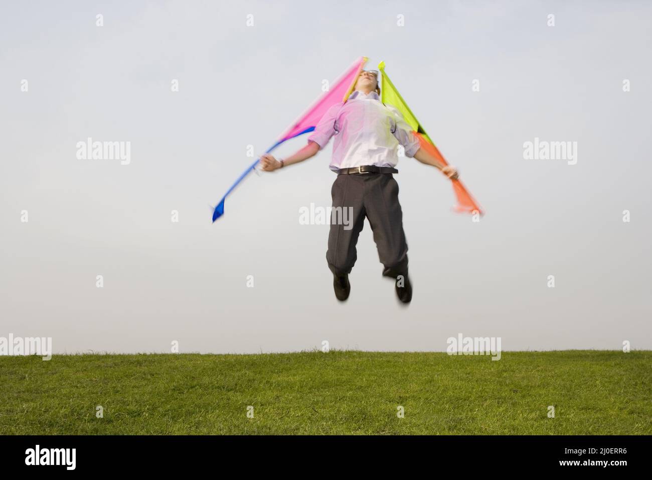 Ein Mann sprang in die Luft, mit Flügeln seine Arme attatched Stockfoto