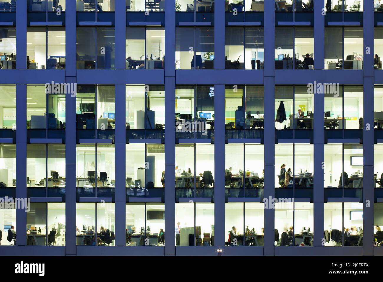 Modernes Büro in der Nacht, das die tägliche Tätigkeit der Büromitarbeiter zeigt. Stockfoto