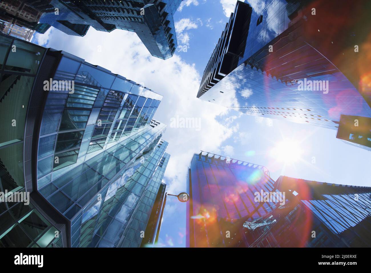 Niedriger Winkel der Fischauge-Ansicht von Büros Stockfoto