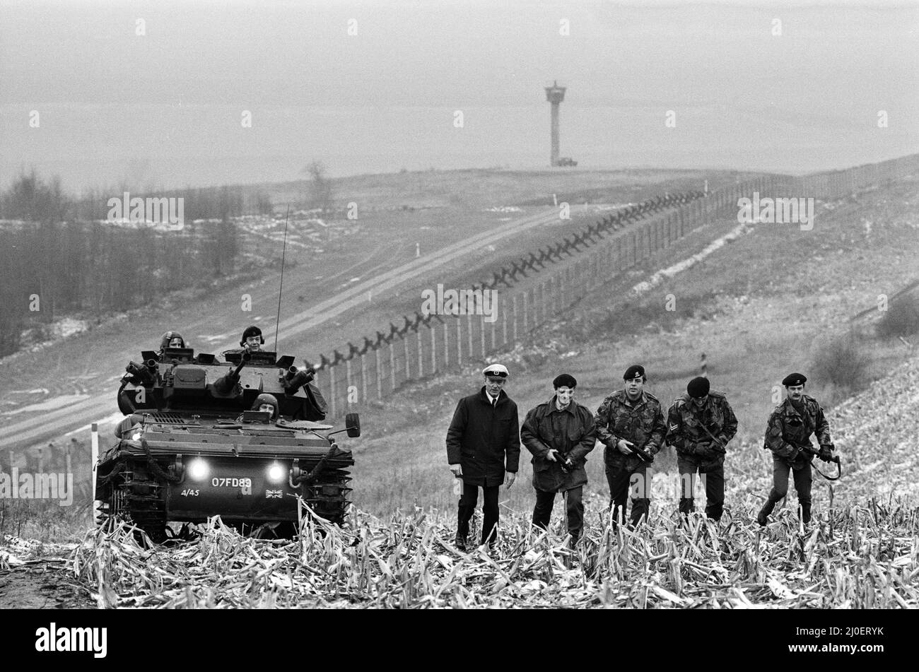 Britische Truppen patrouillieren an der Berliner Mauer zwischen Ost- und Westdeutschland. 13.. Dezember 1979. Stockfoto