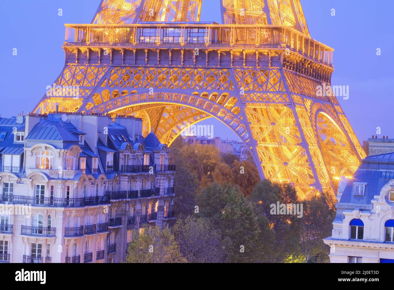 Blick auf den unteren Teil des Eiffelturms Stockfoto