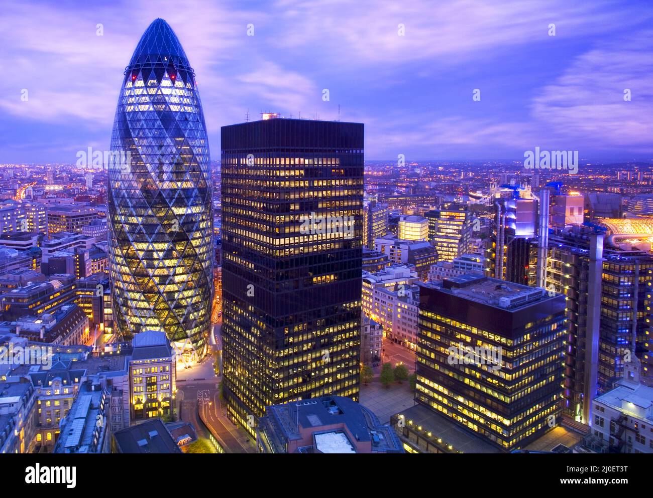 Erhöhter Blick auf das Londoner Finanzviertel in der Abenddämmerung. London, England. Stockfoto