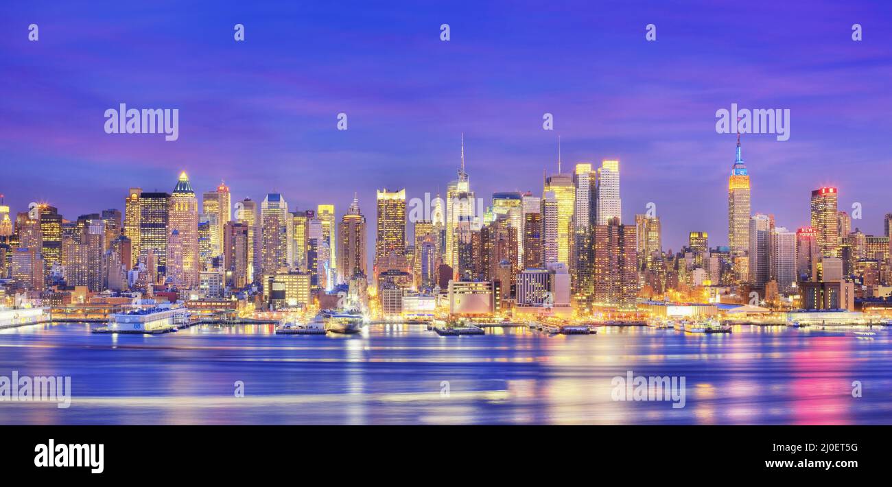 Panoramablick auf Manhattan Midtown von New Jersey aus in der Abenddämmerung Stockfoto