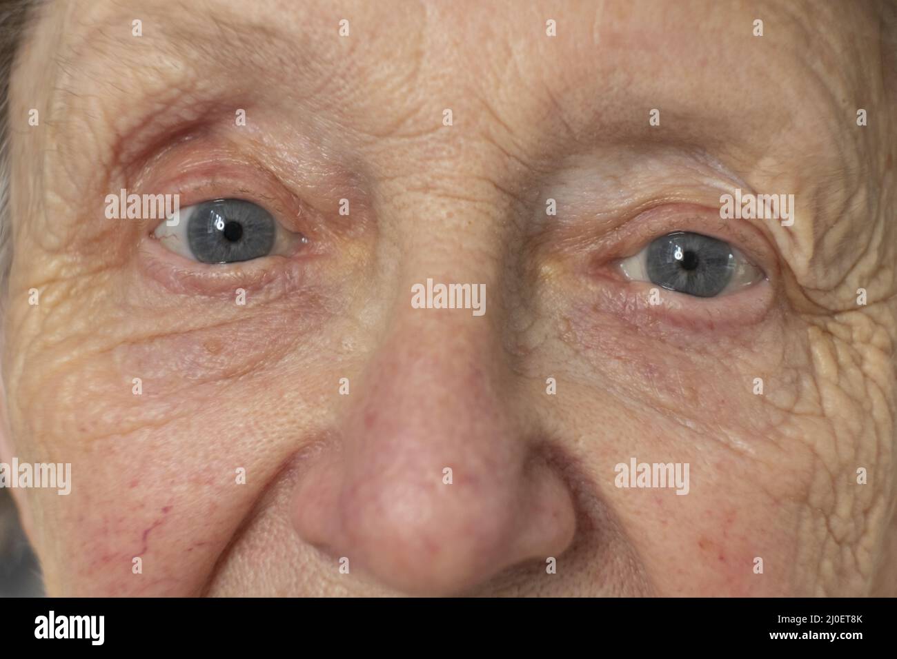 Porträt einer älteren kaukasischen Frau Augen Stockfoto