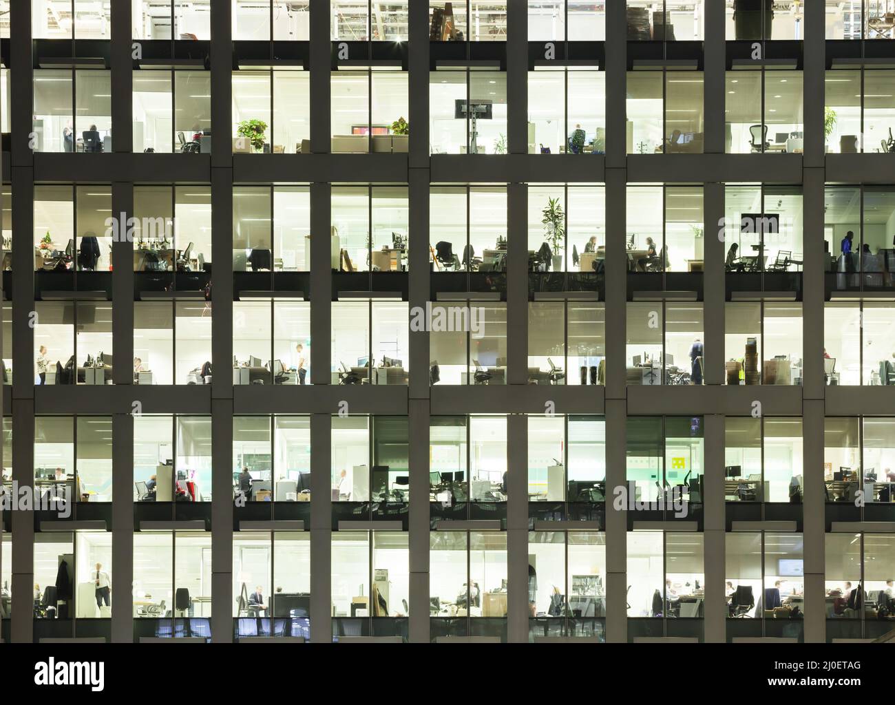 Modernes Büro in der Nacht, das die tägliche Tätigkeit der Büromitarbeiter zeigt. Stockfoto