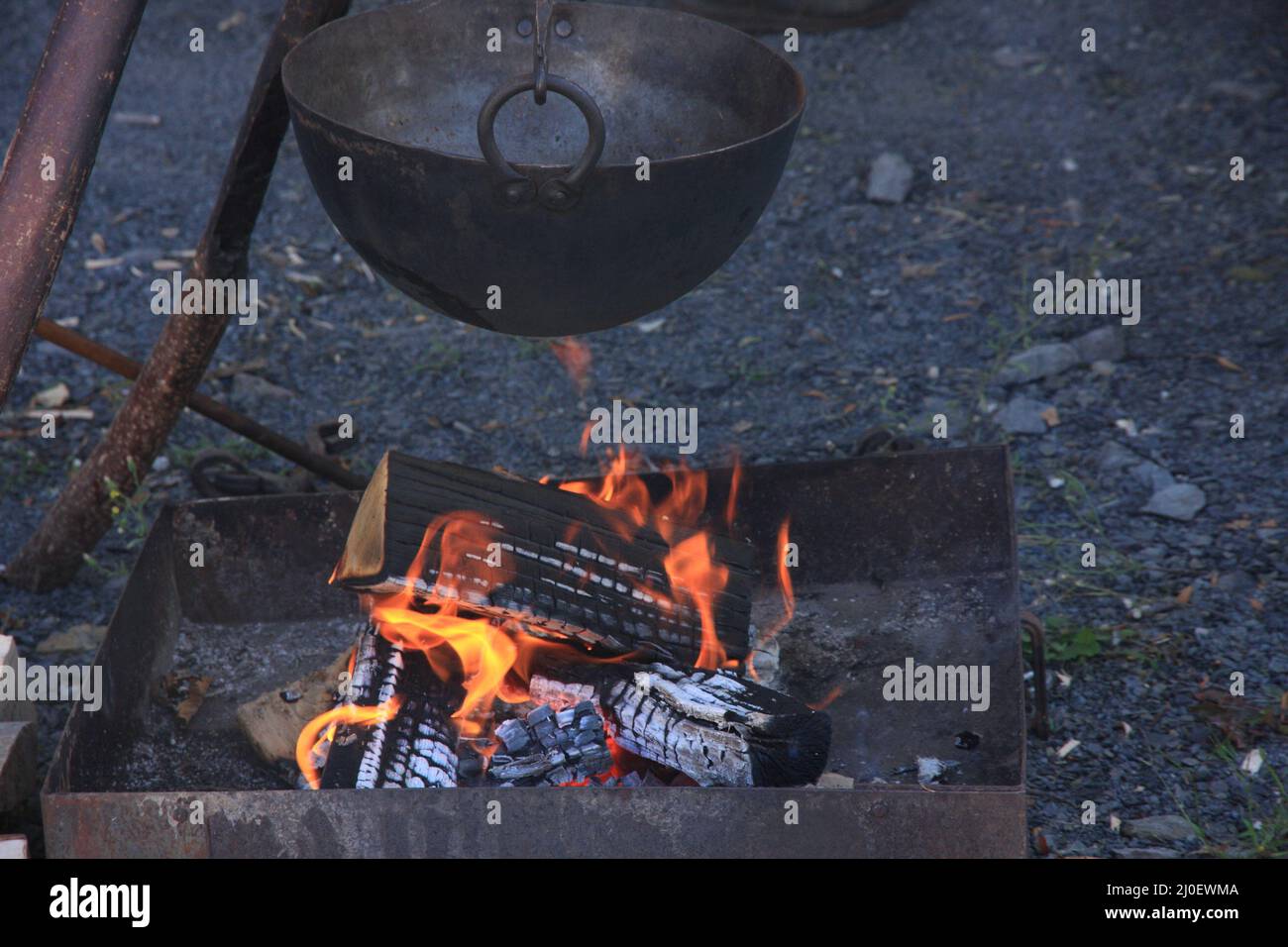 Topf über der Feuerstelle Stockfoto