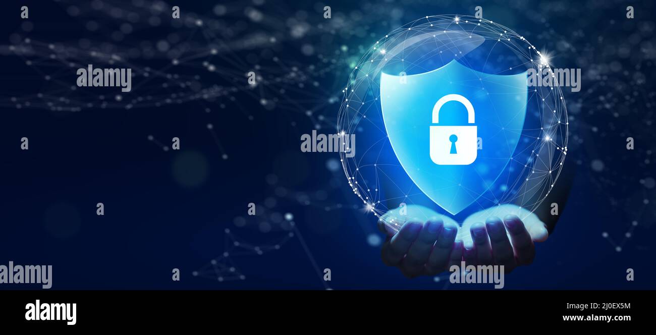 Business Hand Holding Shield mit Vorhängeschloss-Symbol und Netzwerk-Drahtmodell auf blauem Hintergrund abstrakt. Blockierung von Cyberangriffen, Cyber-Daten und Informationen. Stockfoto