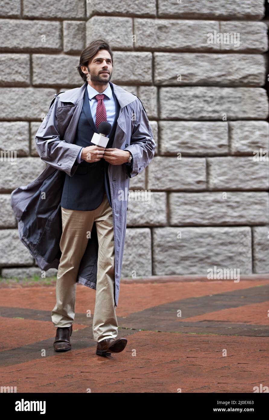 Die Hölle finden Sie die Geschichte. Aufnahme eines hübschen jungen Nachrichtenreporters. Stockfoto