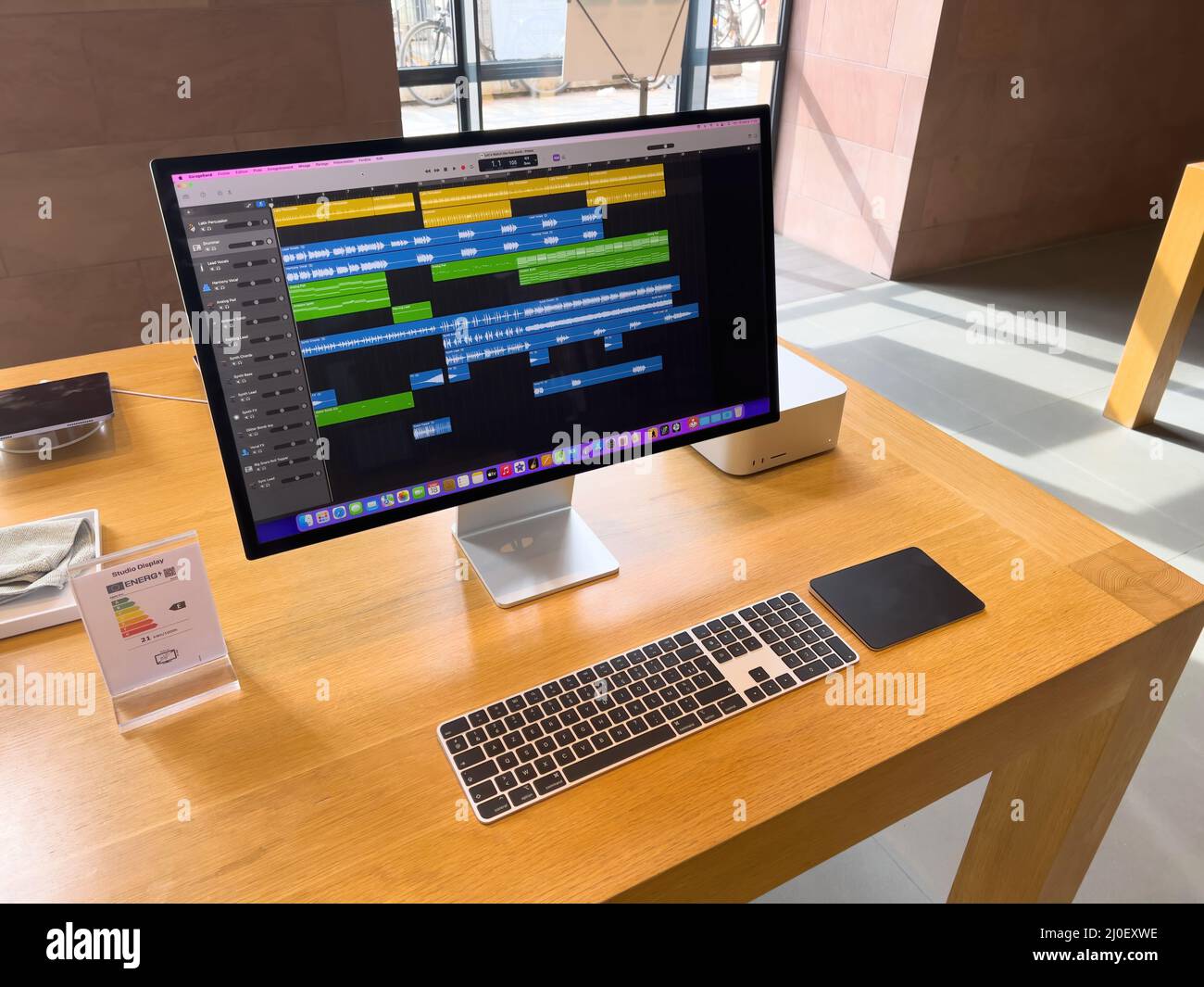 Paris, Frankreich - 18. März 2022: Neue professionelle leistungsstarke Apple Computers Mac Studio M1 Ultra und neue Studio Display Magic Keyboard mit Touch ID während der Verkaufsstart im Flagship Store von Apple Inc Stockfoto