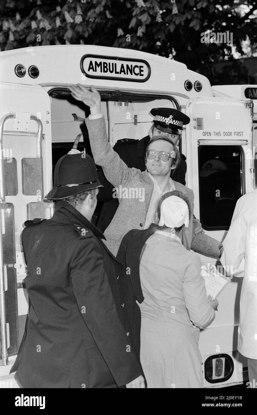 Am letzten Tag der Belagerung der iranischen Botschaft in London stürmten sechs bewaffnete Männer der iranischen extremistischen Gruppe „Demokratische Revolutionsbewegung zur Befreiung Arabistans“ das Gebäude und nahmen 26 Geiseln, bevor die SAS die Botschaft zurückeroberten und die Geiseln befreiten. Der entlastete BBC-Techniker SIM Harris, eine der Geiseln, tritt bei der Ankunft im Krankenhaus vom Krankenwagen herunter, nachdem die SAS die Belagerung beendet hatte. 5. Mai 1980. Stockfoto