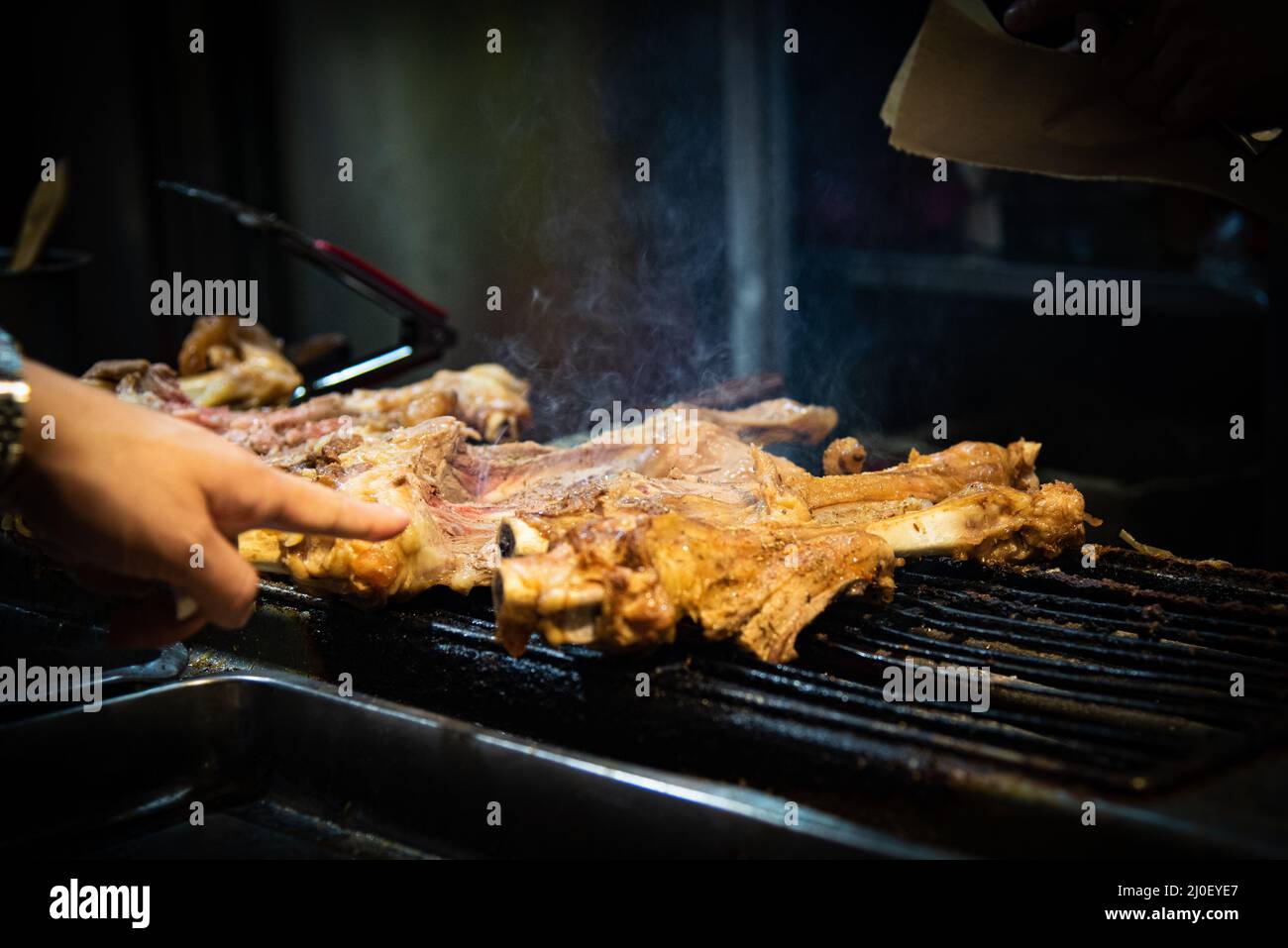 Gebratenes Fleisch auf der Snack-Straße in Peking China. Asiatische Küche Stockfoto