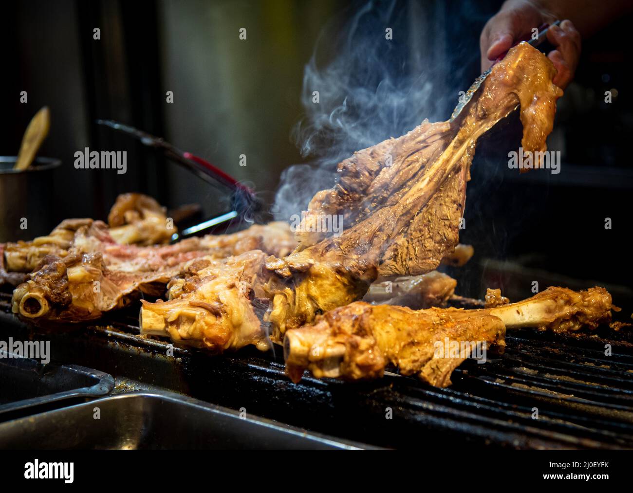 Gebratenes Huhn auf der Snack-Straße in Peking China. Asiatische Küche Stockfoto