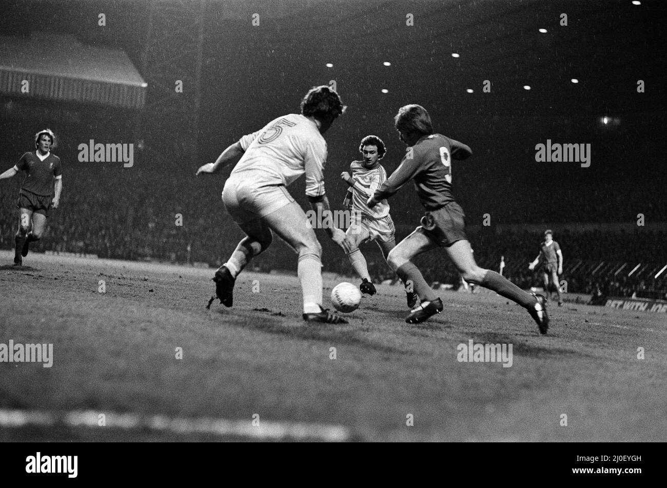 Das Finale des Football League Cup 1978 war das Finale des Eighenth League Cup und wurde zwischen Liverpool und Nottingham Forest ausgetragen. Das erste Spiel führte am 18. März 1978 zu einem Unentschieden von 0:0 im Wembley Stadium. Die Wiedergabe fand vier Tage später im Old Trafford statt und sah John Robertson vom Strafplatz nach einem Foul von Phil Thompson auf John O'Hare, der laut TV-Aufzeichnungen tatsächlich außerhalb des Strafbereichs lag.(Bild) Steve Heighway (rechts) versucht, an Larry Lloyd im Nottingham Forest vorbei zu dribbeln. 22.. März 1978 Stockfoto