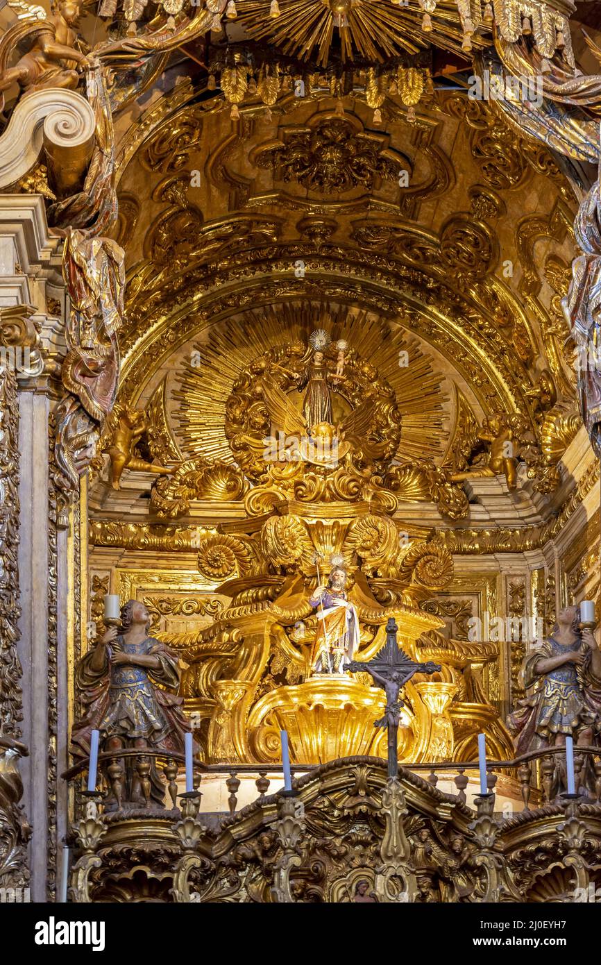 Altar der historischen Kirche mit barocker Architektur Stockfoto