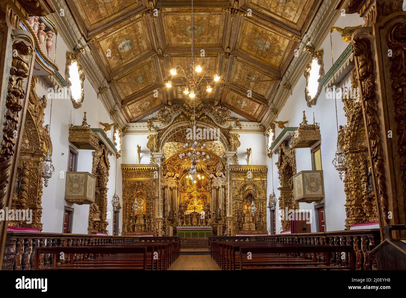 Innenraum der historischen Kirche und des Altars mit barocker Architektur Stockfoto