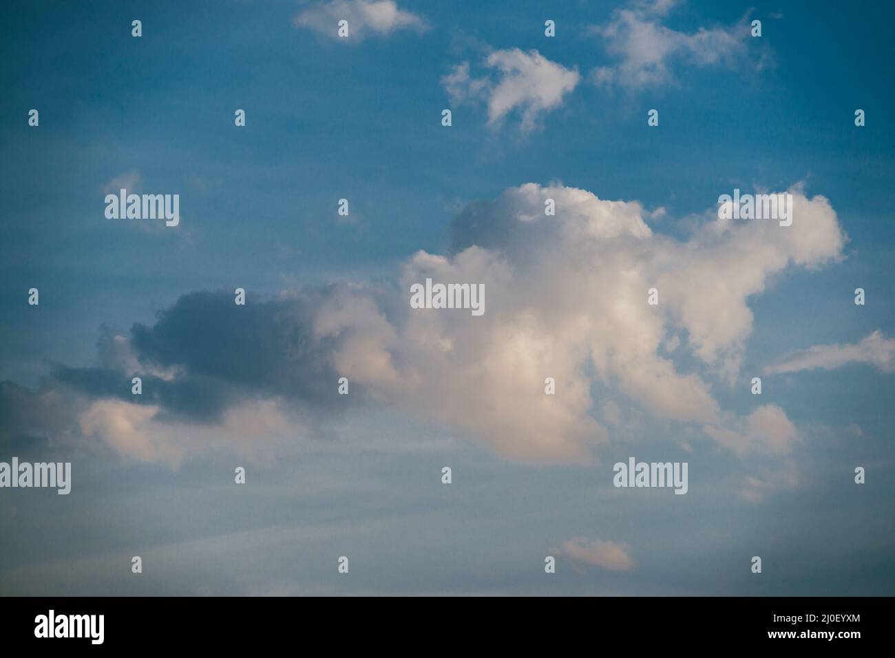 Abend Sonnenuntergang Himmel mit hellen Strahlen der Sonne und Wunderschöne bunte Wolken Stockfoto