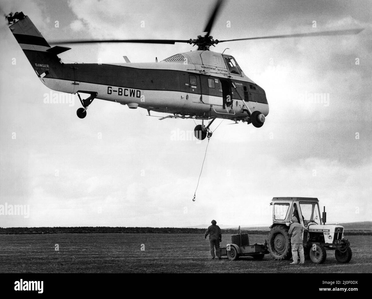Ein Hubschrauber von Westland Wessex, der von Management Aviation betrieben wird, hebt Beton von Seahouses nach Longstone Island. 14/03/1980 Stockfoto