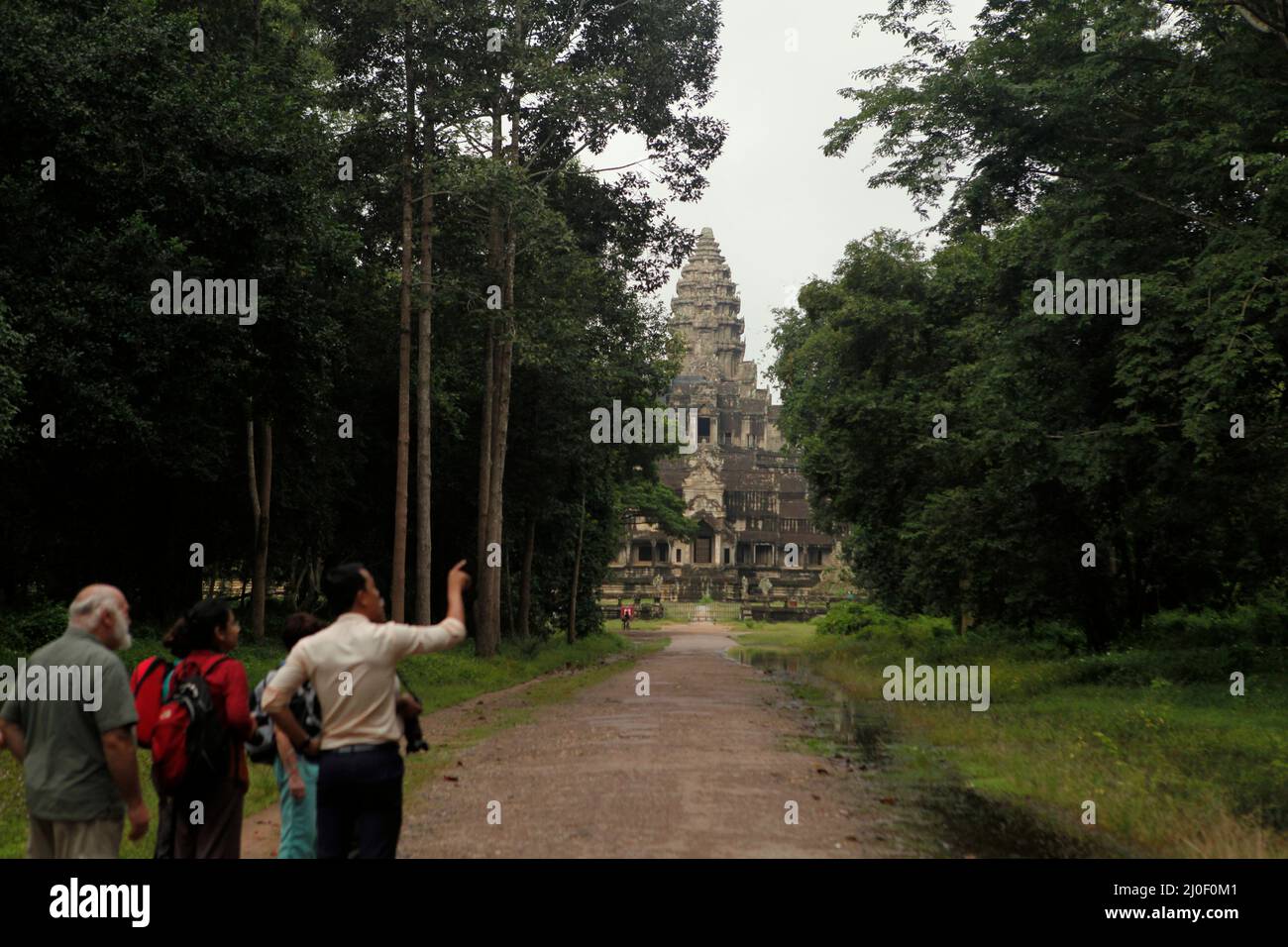 Touristen genießen frische Luft in der Unterstützungszone von Angkor Wat in Siem Reap, Kambodscha. „Wenn man sich in den Hauptteilen des Stadtzentrums auf dem Boden befindet, ist es ziemlich bewaldet“, sagte Alison K. Carter, Archäologin an der Universität von Oregon, wie Livia Gershon von Daily Correspondent am 12.. Mai 2021 zitiert. Credits: PACIFIC Imagica/Alamy Stockfoto