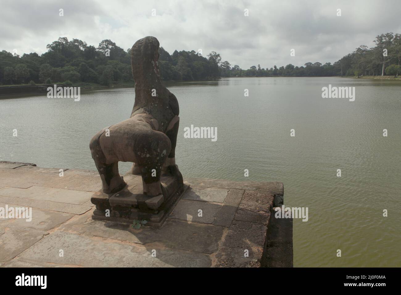 Eine löwenförmige Skulptur an der Seite eines Reservoirs nahe Angkor Wat. Teiche, Kanäle und Stauseen im Archäologischen Park von Angkor wurden gebaut, um eine alte Zivilisation des Khmer-Reiches zu unterstützen. Die größte und bevölkerungsreichste Stadt der Welt, in der bis zu 900.000 Menschen lebten, bis Kriege und Klimakatastrophen im 14. Und 15. Jahrhundert sie zur Aufgabe gezwungen hatten. Credits: PACIFIC Imagica/Alamy Stockfoto
