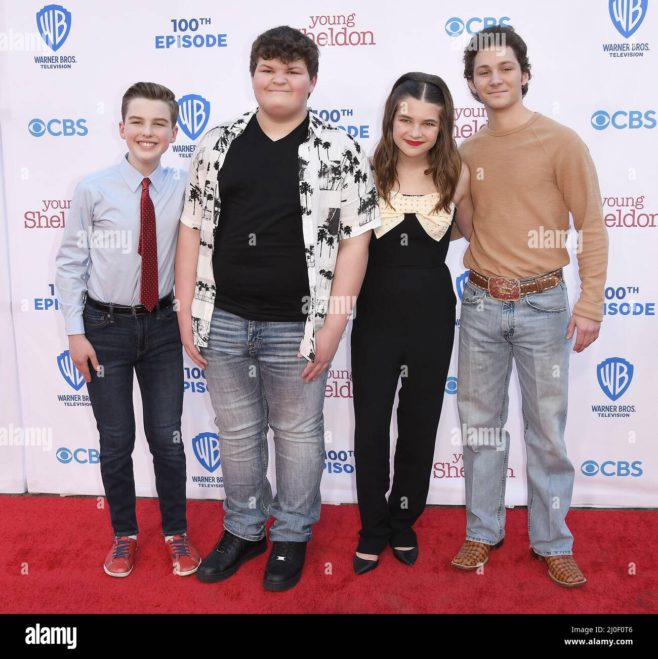 Los Angeles, USA. 18. März 2022. (L-R) JUNGE SHELDON-Besetzung - Ian Armitage, Wyatt McClure, Raegan Revford und Montana Jordan bei der Premiere von Warner Bros. 100. Episode of YOUNG SHELDON, die am Freitag, 18. März 2022, in den Warner Bros. Studios in Burbank, CA, stattfand. (Foto: Sthanlee B. Mirador/Sipa USA) Quelle: SIPA USA/Alamy Live News Stockfoto