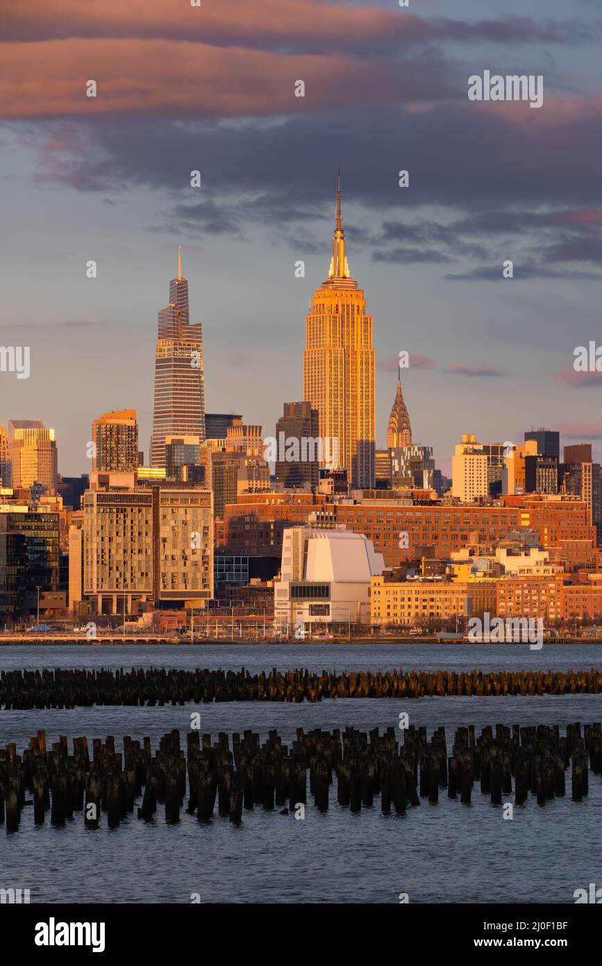 Sonnenuntergang über historischen Wolkenkratzern von Midtown Manhattan. New York City Stadtbild von der anderen Seite des Hudson River Stockfoto