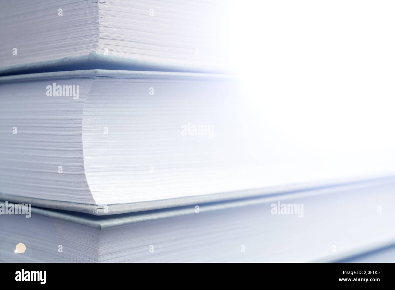 Dickes Papier Bücher sind ein Symbol für Bildung und Weisheit. Ein Stapel Bücher auf dem Tisch. Speicherung und Verbreitung von Informationen. Stockfoto