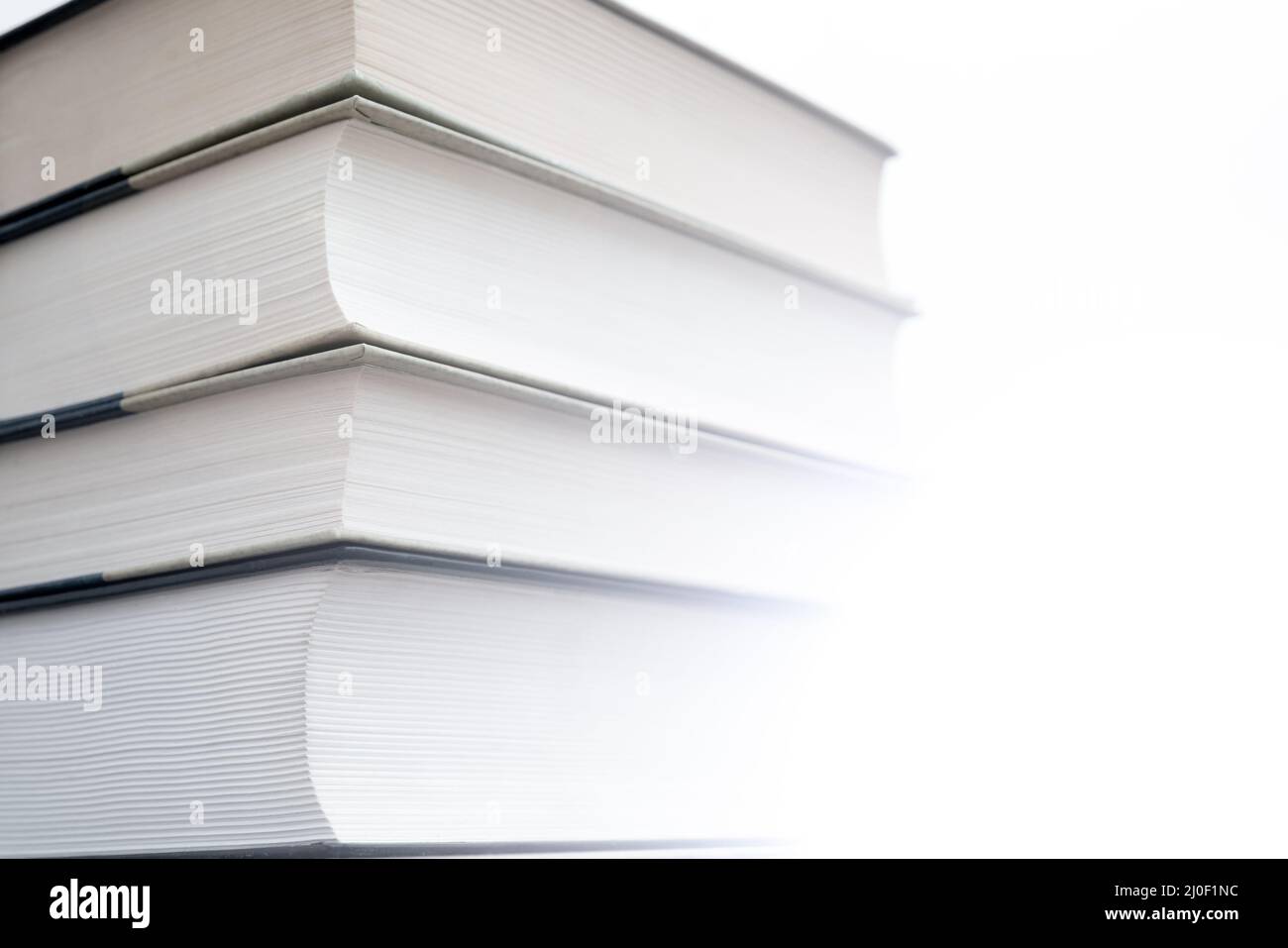 Dickes Papier Bücher sind ein Symbol für Bildung und Weisheit. Ein Stapel Bücher auf dem Tisch. Speicherung und Verbreitung von Informationen. Stockfoto
