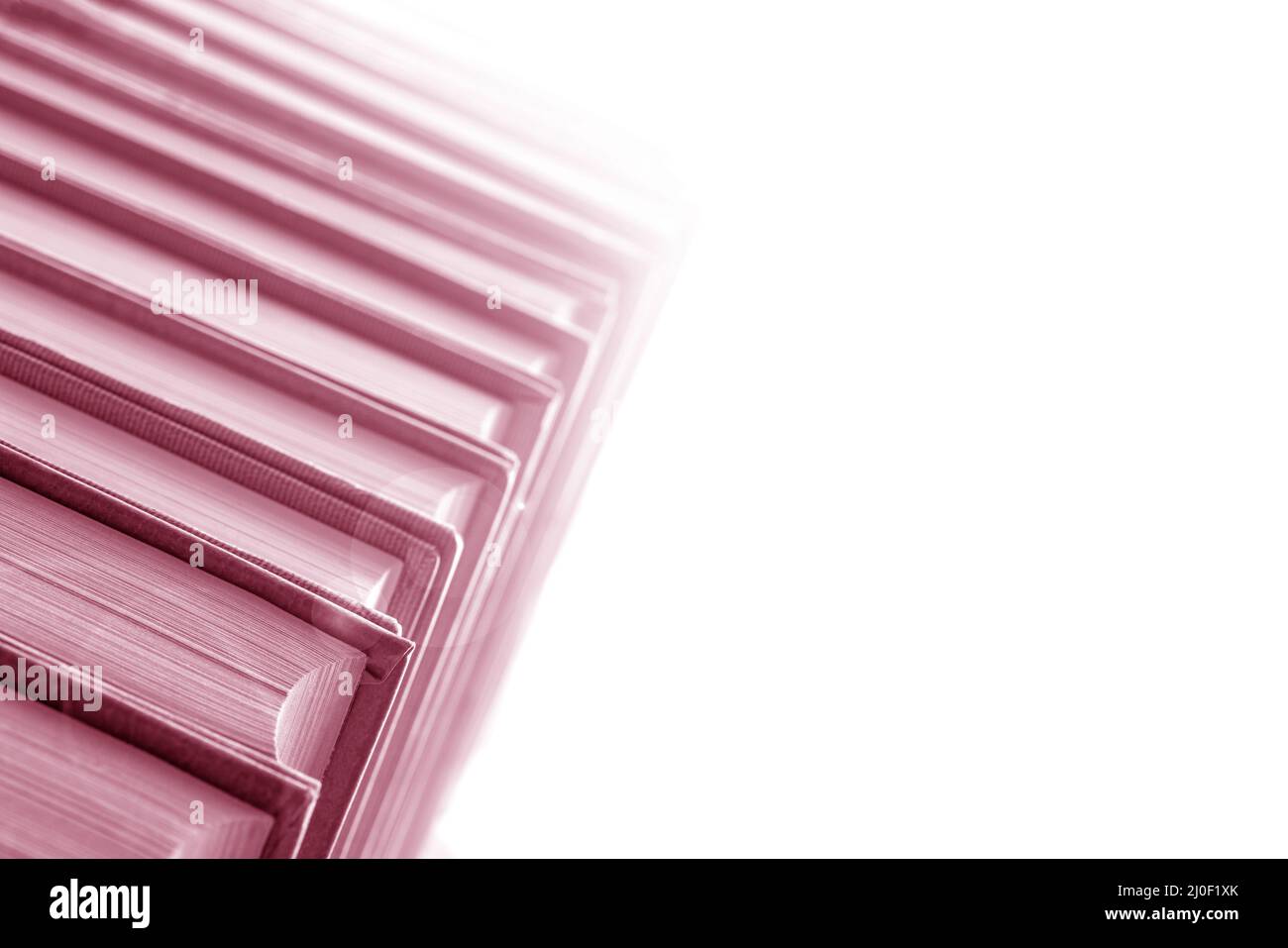 Bücherstapel in Bibliothek. Wissenschaftliche, pädagogische und fiktionale Papierbücher. Aus- und Weiterbildung. Stockfoto