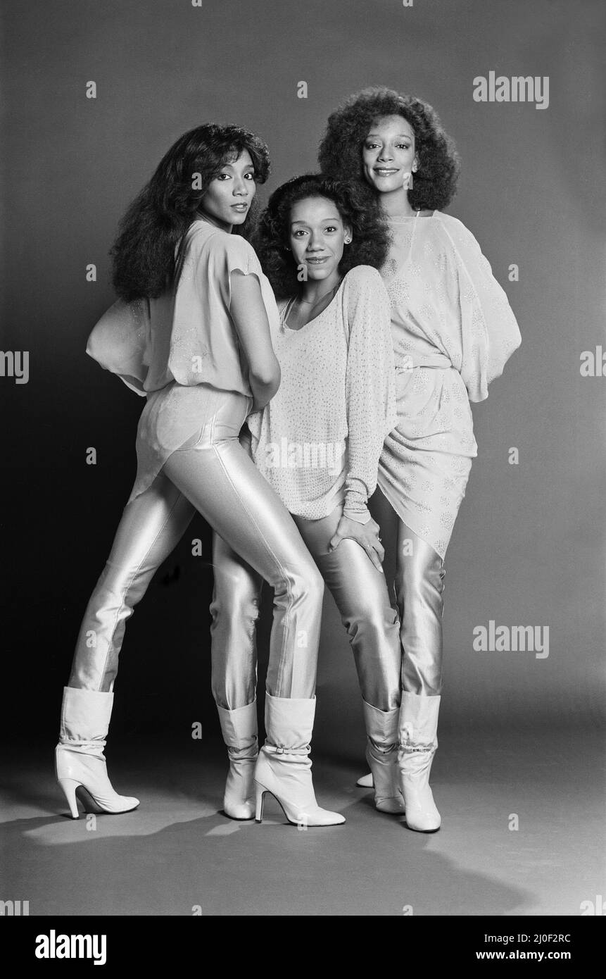 Sister Sled - musikalische Sing-Sisters-Gruppe aus den USA. Bild zeigt von links nach rechts : Joni, Kathie und Kim Sister Sledge ist eine amerikanische musikalische Vokalgruppe aus Philadelphia, Pennsylvania. Die 1971 gegründete Gruppe bestand aus den Schwestern Debbie, Joni, Kim und Kathy Sledge. Als Symbol für starke Familienwerte erzielten die Geschwister auf dem Höhepunkt der Disco-Ära internationalen Erfolg. Im Jahr 1979 erschien ihr bahnbrechendes Album We Are Family, das auf Platz drei der US-Albumcharts seinen Höhepunkt erreichte und Platin wurde. Auf dem Album war die Single 'We Are Family' aus dem Jahr 1979 zu sehen, die eine Numbe erreichte Stockfoto