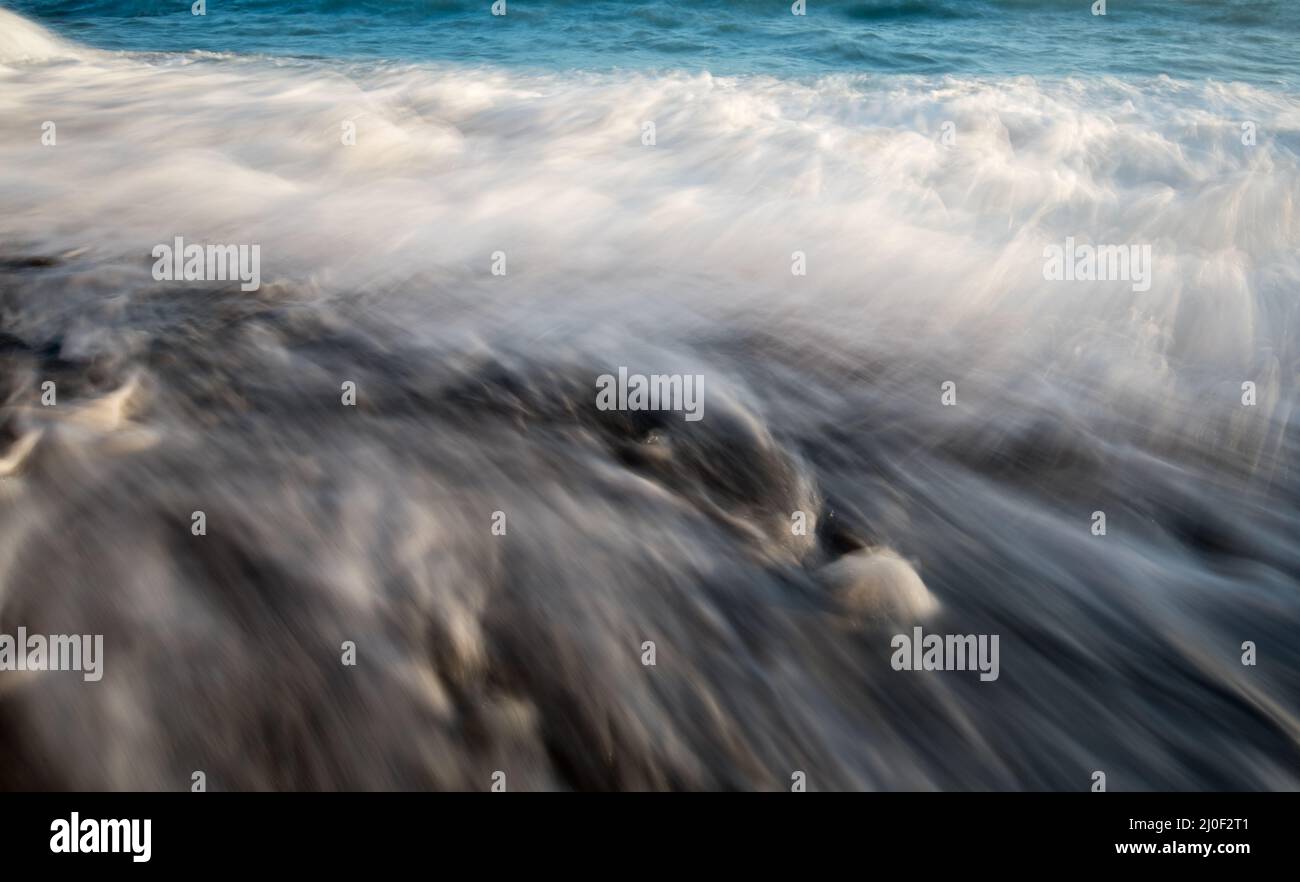 Meerwasser Wellen milchiges Wasser Hintergrund Stockfoto