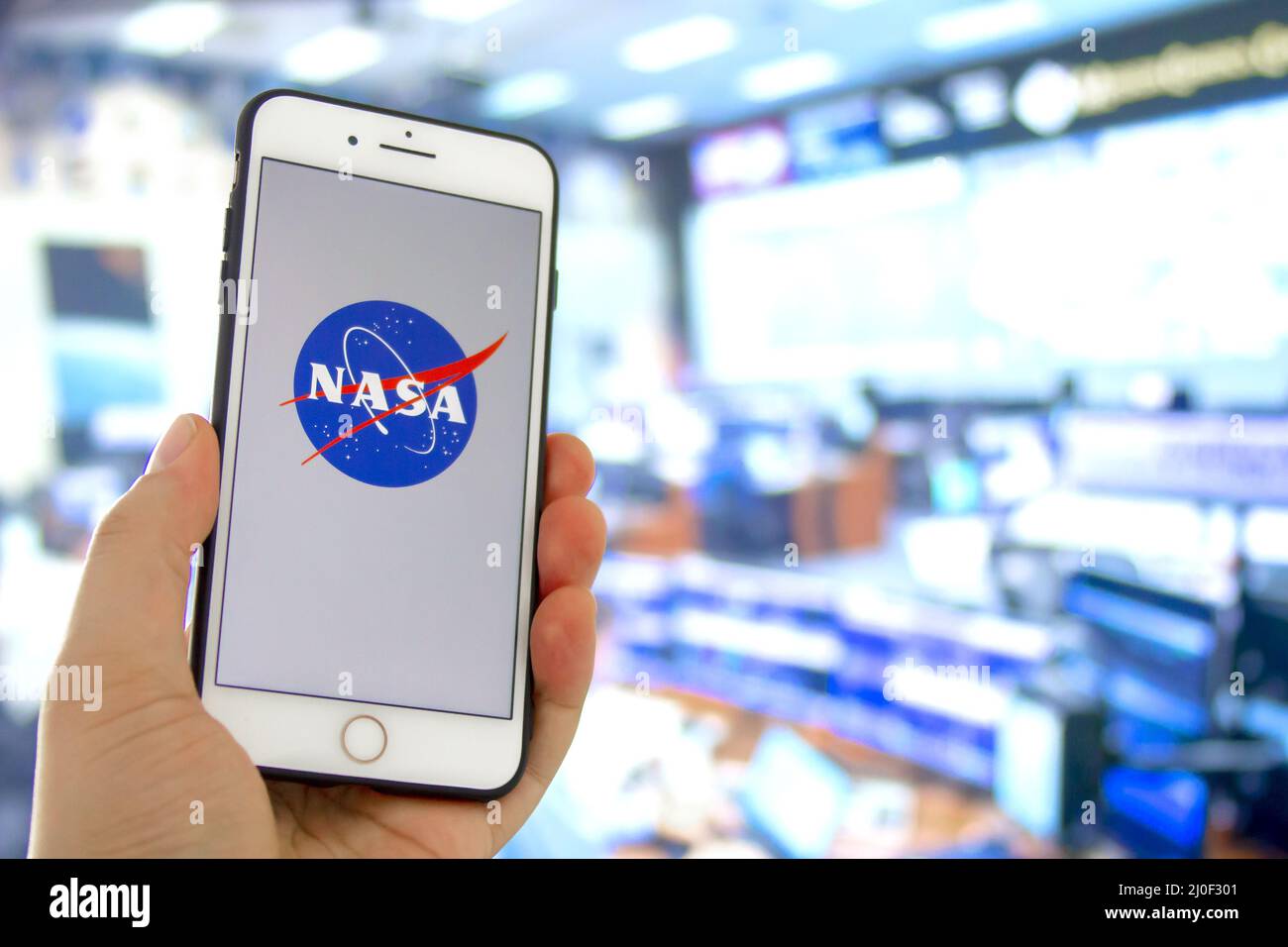 Kennedy Space Center, Florida, Usa. 27.Mai 2020. Eine Person, die ein iPhone mit dem NASA-Logo mit einer Fehlstellung hält Stockfoto