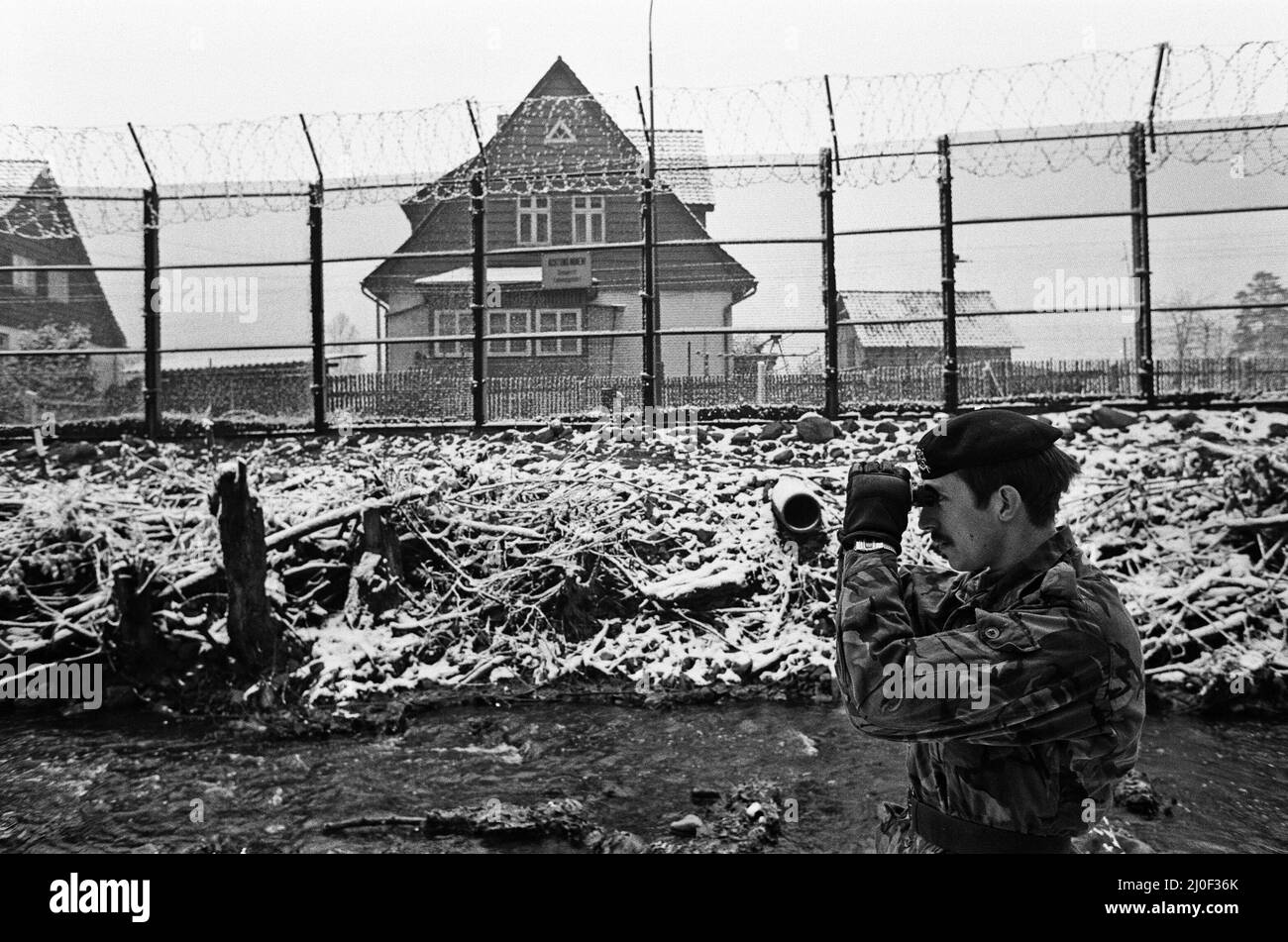 Britische Truppen patrouillieren an der Berliner Mauer zwischen Ost- und Westdeutschland. 13.. Dezember 1979. Stockfoto